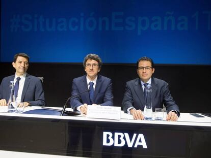 Jorge Sicilia, junto al responsable de análisis macroeconómico, Rafael Doménech y el economista jefe para España, Miguel Cardoso.