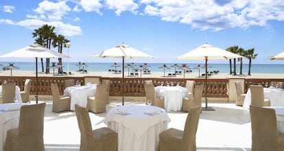 Terraza con vistas al Mediterráneo del balneario Le Meridien Ra Beach, en El Vendrell (Tarragona).