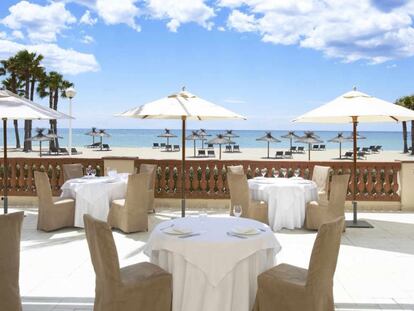 Terraza con vistas al Mediterráneo del balneario Le Meridien Ra Beach, en El Vendrell (Tarragona).