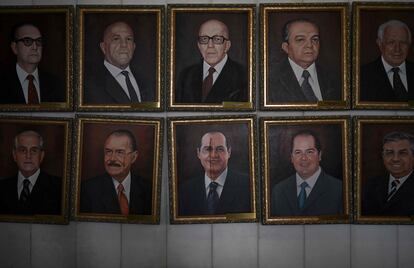 El cuadro dañado del senador Renan Calheiros (centro, abajo) junto al del expresidente brasileño Jose Sarney (abajo, segundo por la izquierda), en el palacio de Planalto, en Brasilia.  