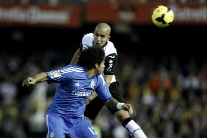 Marcelo despeja el balón ante Feghouli 