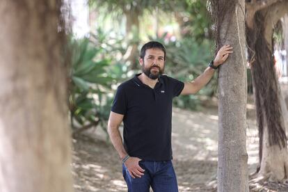 El investigador Enrique Moreno-Ostos, ayer en el Rincón de la Victoria (Málaga).