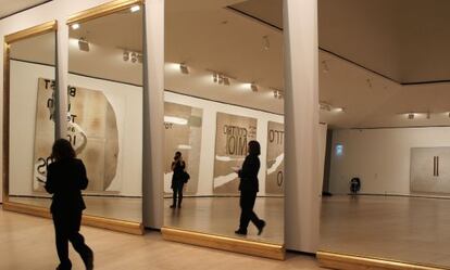 Pinturas de Julian Schnabel y Enzo Cucchi se reflejan en la obra 'Arquitectura del espejo', de Michelangelo Pistoletto, en el Guggenheim.