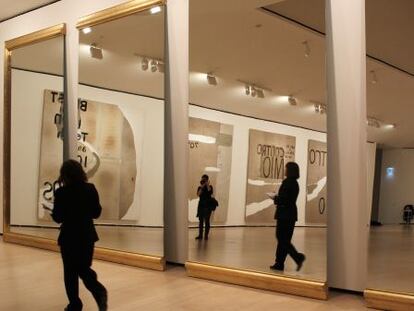 Pinturas de Julian Schnabel y Enzo Cucchi se reflejan en la obra 'Arquitectura del espejo', de Michelangelo Pistoletto, en el Guggenheim.
