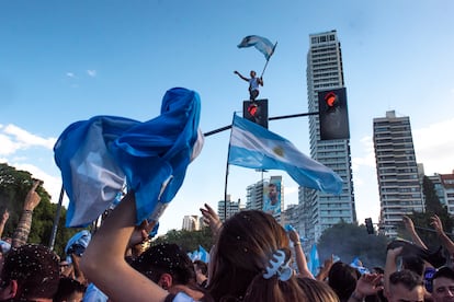 Aficionados de la selección Argentina celebran el título conseguido en la Copa del Mundo Qatar 2022 tras vencer a Francia en la final en Rosario, Argentina.