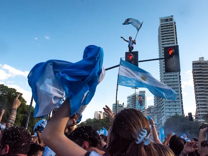 Aficionados de la selección Argentina celebran el título conseguido en la Copa del Mundo Qatar 2022 tras vencer a Francia en la final en Rosario, Argentina.
