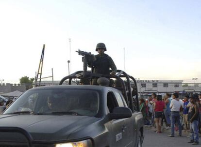 Soldado méxicano en las afueras de la cárcel donde ha tenido lugar la pelea entre bandas