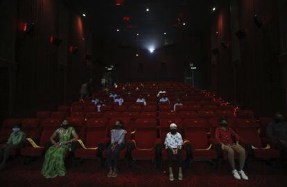 Espectadores durante la proyección de una película de Bollywood en Nueva Delhi (India). Las autoridades sanitarias indias han informado este viernes de 63.371 nuevos casos de coronavirus, mientras que, desde que estalló la pandemia, en el país 6.453.779 personas han logrado superar la enfermedad, 70.338 en las últimas 24 horas.