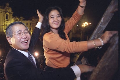 En las contiendas anteriores pesó demasiado su figura como representante del fujimorismo. Su padre, el expresidente Alberto Fujimori, cumple actualmente una condena de 25 años de prisión por delitos de corrupción y por la muerte y desaparición forzada de ciudadanos, considerados crímenes de lesa humanidad, cometidos durante su Gobierno en 1991 y 1992. Keiko y su padre, el entonces presidente de Perú Alberto Fujimori, saludan a la prensa a las afueras del Palacio Presidencial, en el año 2000.