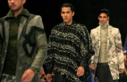Modelos lucen trajes de la colección "La Bella y la Bestia" del diseñador español Custo Dalmau, durante la segunda jornada del VI Congreso Latinoamericano de Moda Cartagena Colombia, Ixel Moda.