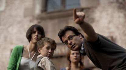 Juan Carlos Medina, con Ilias Stothart, que encarna a Benigno de niño, en el rodaje de 'Insensibles'.
