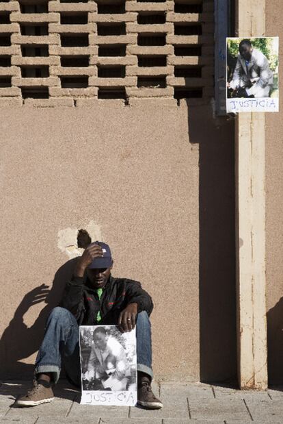 Uno de los senegaleses concentrados ayer en el Besòs.