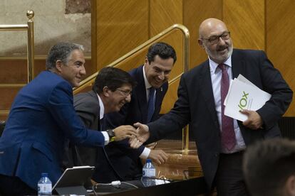 Elías Bendodo, Juan Marín y el presidente de la Junta de Andalucía, Juan Manuel Moreno Bonilla, saludan al portavoz del grupo VOX, Alejandro Hernández, tras la retirada de las enmiendas a la totalidad del presupuesto de la Junta de Andalucía, en Sevilla, el 12 de junio de 2019. El primer presupuesto de un Gobierno de derechas en Andalucía en casi 37 años verá la luz. El partido de Abascal impuso cambios en inmigración, “violencia intrafamiliar”, memoria histórica y la conquista de América para levantar el veto a los Presupuestos en Andalucía.