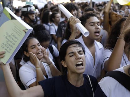 Estudantes de escolas públicas protestam no Rio de Janeiro no dia 6 de maio.