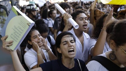 Estudantes de escolas públicas protestam no Rio de Janeiro no dia 6 de maio.