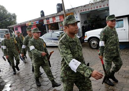 El Estado de emergencia se ha decretado en varios municipios poblanos. En la imagen, soldados en Huauchinango, Puebla.