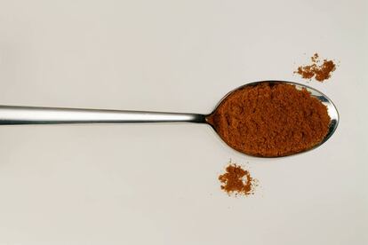 <p>Minerales, antioxidantes, proteínas, péptidos de colágeno… Los expertos de Whole Foods, –una de las cadenas de supermercados saludables más importante de EE UU que, sin duda, marca las tendencias–, aseguran que serán algunos de los pesos pesados de la alimentación: “Extractos de té matcha, cúrcuma, maca…, son fáciles de añadir a batidos, barritas, sopas… Para un extra de energía o como alternativa al café”, explican.</p> <p>¿Qué dicen nuestros expertos? Giuseppe Russolillo, presidente de la Academia de Dietética y Nutrición, aclara: “A fecha de hoy <strong>ninguno de estos ingredientes ha demostrado tener propiedades nutricionales más allá de aportar antioxidantes</strong>. Y añadirlos no es garantía de que vayan a tener un efecto sobre la salud: sabemos que tomados en su estado natural ejercen un mayor poder al actuar sinérgicamente con otras sustancias, muchas aún sin descubrir. Por ejemplo, conocemos que los beta-carotenos en forma de complemento no son tan efectivos como si los tomamos en una naranja”.</p>