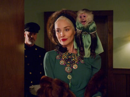 Sharon Stonem como Lenore Osgoodm en 'Ratched'.