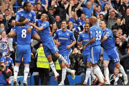 Los jugadores del Chelsea celebran uno de los tantos al Wigan.