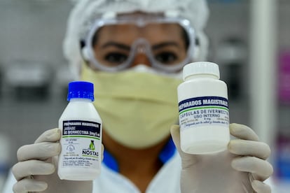 Una farmacéutica sostiene dos botes de ivermectina en Santa Cruz de la Sierra, Bolivia, el 19 de mayo de 2020.