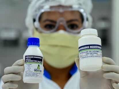 Una farmacéutica sostiene dos botes de ivermectina en Santa Cruz de la Sierra, Bolivia, el 19 de mayo de 2020.