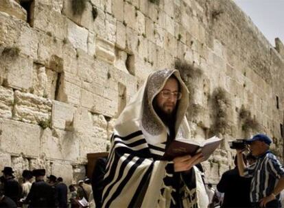 Un judío ultraortodoxo reza ante el Muro de las Lamentaciones en Jerusalén.