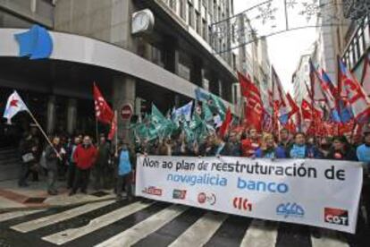 Una manifestación ante la sede central de Novagalicia Banco en A Coruña. EFE/Archivo