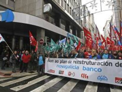 Una manifestación ante la sede central de Novagalicia Banco en A Coruña. EFE/Archivo