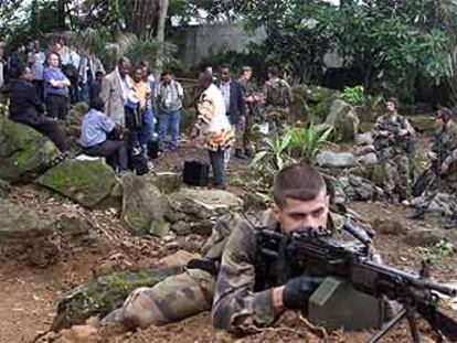 Fuerzas especiales francesas reúnen al personal de la UE y la ONU para evacuarlo de Monrovia en helicóptero.