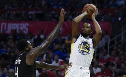 Kevin Durant lanza ante JaMychal Green.