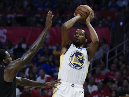 Kevin Durant lanza ante JaMychal Green.