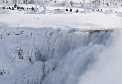 Paisaje nevado en las cataratas del Niagara (Canadá).