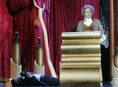 José Corbacho, disfrazado de Goya, durante la entrega de los premios.