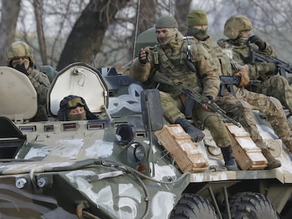 Soldados rusos, el viernes, en un blindado por una carretera cerca de la frontera con Ucrania en la región de Belgorod, Rusia.