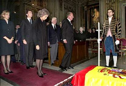 La familia real, en la Iglesia Nacional Española de Santiago y Montserrat en Roma, durante el funeral.