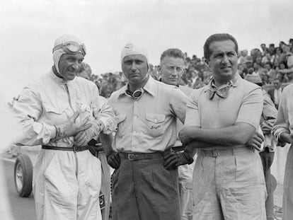 Juan Manuel Fangio (en el centro) junto al italiano Alberto Ascari y Raymond Sommer.