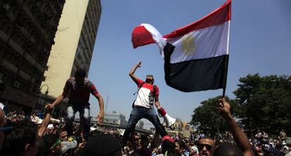 Partidarios de Morsi protestan en la plaza Ramses, hoy, en El Cairo.