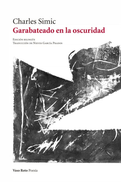 He aquí el nuevo libro de un poeta capaz de escribir sobre una cuchara o una piedra sin perpetrar un solo tópico. - 'Garabateando en la oscuridad'. Charles Simic. Traducción de Nieves García Prados. Vaso Roto.