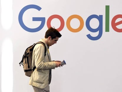 Logo de Google en la feria tecnológica en París, Francia