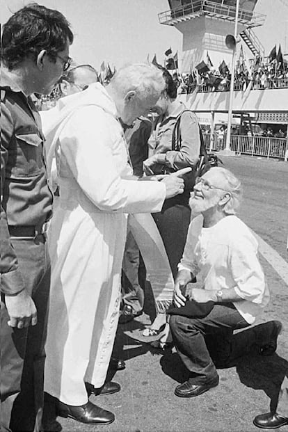 El papa Juan Pablo II reprende a Ernesto Cardenal ante Daniel Ortega, en Managua, el 4 de marzo de 1983.