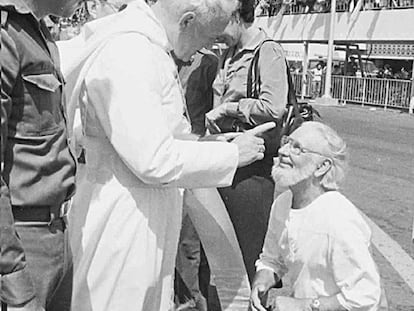 El papa Juan Pablo II reprende a Ernesto Cardenal ante Daniel Ortega, en Managua, el 4 de marzo de 1983.