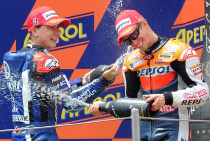 Casey Stoner y Jorge Lorenzo celebran su primer y segundo puesto en la carrera de MotoGP.