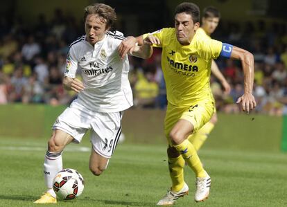 Luka Modric y Bruno Soriano se disputan un bal&oacute;n.
