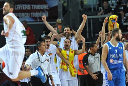 Los jugadores españoles celebran el triunfo ante Grecia