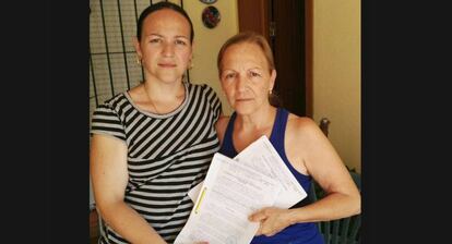 Dolores Ruiz, a la derecha, con su hija, en su vivienda de Sanlúcar de Barrameda (Cádiz), en 2018.