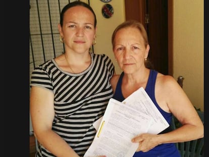 Dolores Ruiz, a la derecha, con su hija, en su vivienda de Sanlúcar de Barrameda (Cádiz), en 2018.