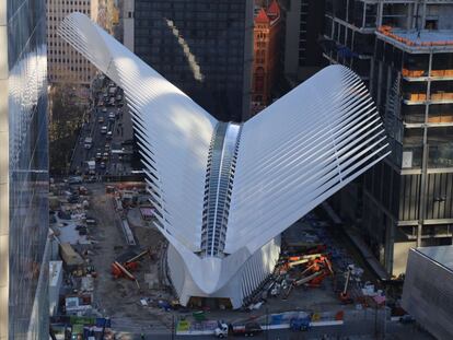 Fachada exterior del vest&iacute;bulo de la estaci&oacute;n del World Trade Center, dise&ntilde;ado por Santiago Calatrava.