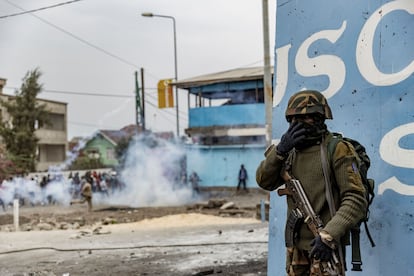 A Congolese soldier covers his face to protect himself from tear gas fired in Goma on July 26, 2022 during a protest against the UN peacekeeping mission MONUSCO, - Three United Nations peacekeepers and at least 12 demonstrators have been killed in escalating anti-UN protests in eastern DR Congo, officials said on Tuesday.
Anger has been fuelled by perceptions that MONUSCO, the UN mission in the Democratic Republic of Congo (DRC), is failing to do enough to stop attacks by armed groups. (Photo by Michel Lunanga / AFP)