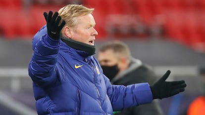 Koeman, durante un partido del Barcelona.