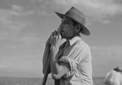 Un trabajador del algodón fuma un cigarrillo en Luisiana en 1940.